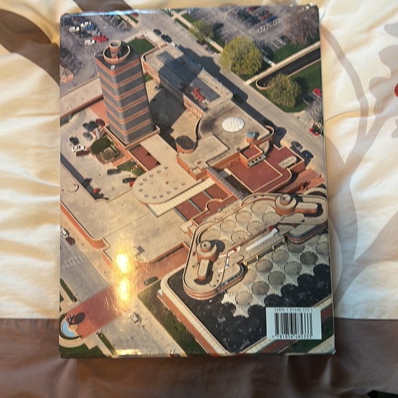 “Frank Lloyd Wright a visual encyclopedia” by Ian Thomson - Picture 4 of 8